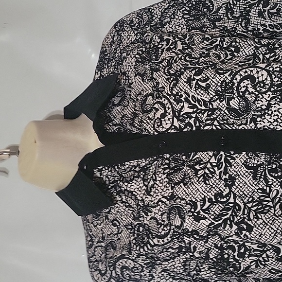 Chicos Black & White Long Sleeve Button-Up Shirt Size 0 Lace-Like Pattern Womens - Picture 2 of 6